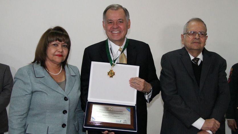 Procuraduría condecoró con el «Mérito a la excelencia 2016» a Alejandro Ordóñez Procuraduría condecoró con el «Mérito a la excelencia 2016» a Alejandro Ordóñez