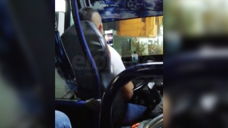 Conductor de Sitsa chatea mientras conduce poniendo en riesgo la seguridad de sus pasajeros Conductor de Sitsa chatea mientras conduce poniendo en riesgo la seguridad de sus pasajeros