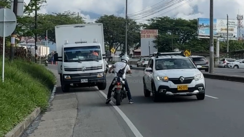 Motociclistas usan la avenida Mirolindo en contravía Motociclistas usan la avenida Mirolindo en contravía