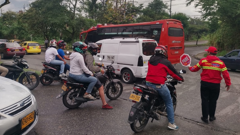 Ante la falta de autoridades de tránsito en Ibagué, una emisora asumió el control de las vías más congestionadas Ante la falta de autoridades de tránsito en Ibagué, una emisora asumió el control de las vías más congestionadas