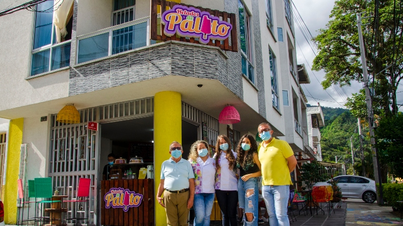 La familia que pasó de la quiebra económica al éxito comercial vendiendo ‘Helados de Palito’ en Ibagué La familia que pasó de la quiebra económica al éxito comercial vendiendo ‘Helados de Palito’ en Ibagué