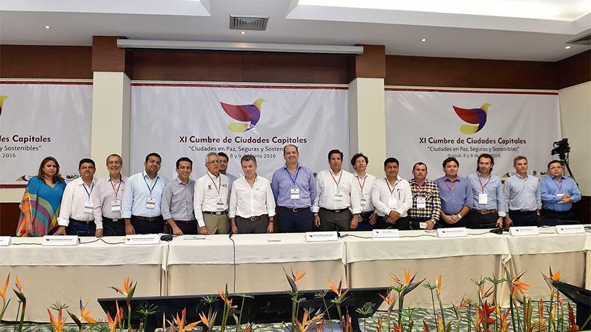 Santos alineó a alcaldes de capitales para realizar pedagogía por la paz Santos alineó a alcaldes de capitales para realizar pedagogía por la paz