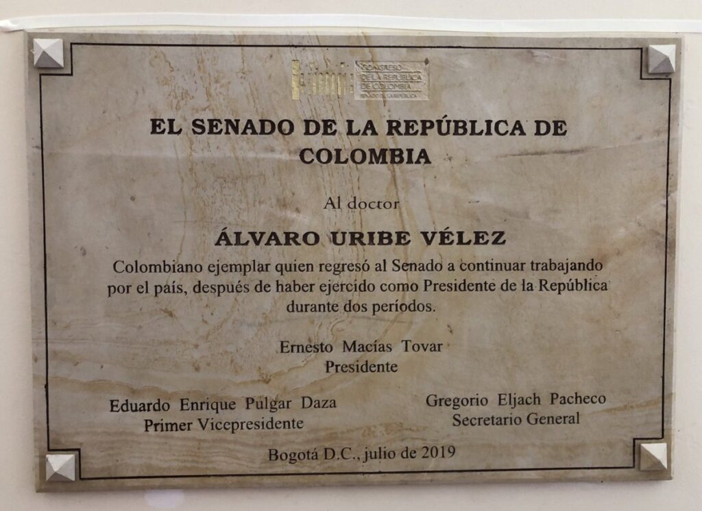 Senador Macías homenajeó a Uribe con una polémica placa en el Congreso de la República
