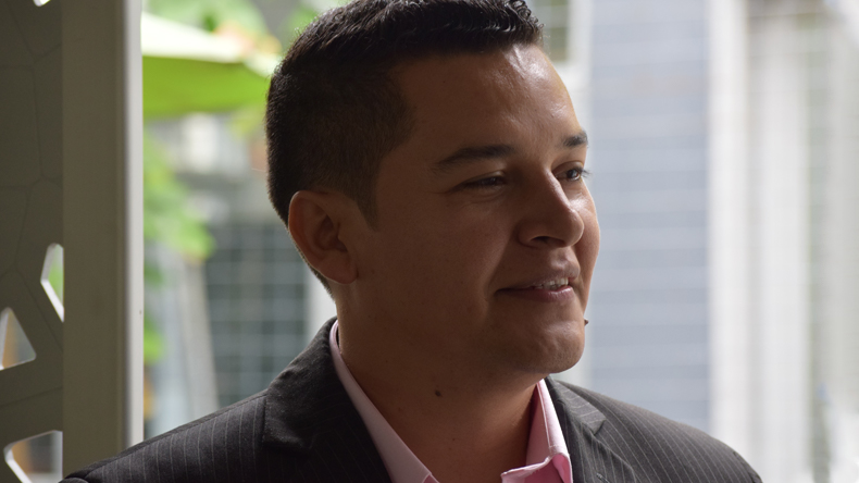 El profesor universitario de Ibagué que conquistó un premio internacional de poesía El profesor universitario de Ibagué que conquistó un premio internacional de poesía