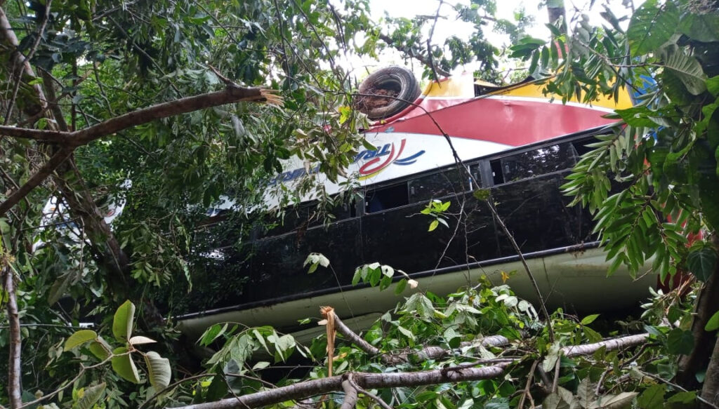 Bus de transporte público quedó atrapado en un derrumbe en Dolores Bus de transporte público quedó atrapado en un derrumbe en Dolores