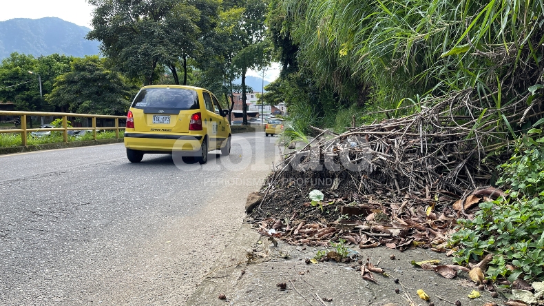 Deslizamientos de tierra sobre un andén ponen en riesgo la vida de peatones en la Avenida Guabinal