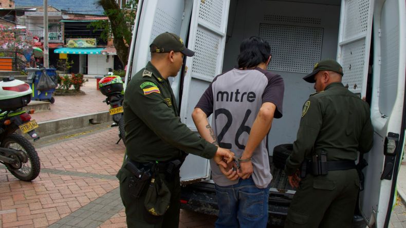 Detienen a un hombre por agredir y matar a su perro Detienen a un hombre por agredir y matar a su perro