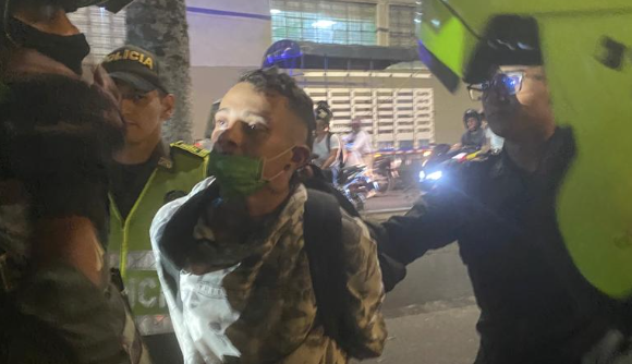 Robaron con una mini uzi traumática en un local de comidas del centro de Ibagué Robaron con una mini uzi traumática en un local de comidas del centro de Ibagué