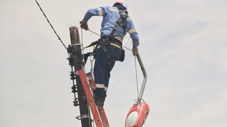 En 10 meses, solo han avanzado un 10% las obras de modernización del alumbrado público en Ibagué En 10 meses, solo han avanzado un 10% las obras de modernización del alumbrado público en Ibagué