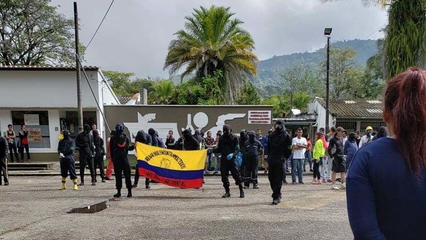 Reaparecen encapuchados en la Universidad del Tolima Reaparecen encapuchados en la Universidad del Tolima