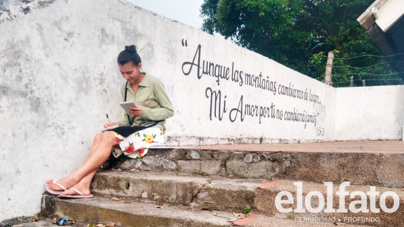 Estudiante de la UT que no tiene acceso a internet asiste a sus clases con el wifi de una iglesia Estudiante de la UT que no tiene acceso a internet asiste a sus clases con el wifi de una iglesia