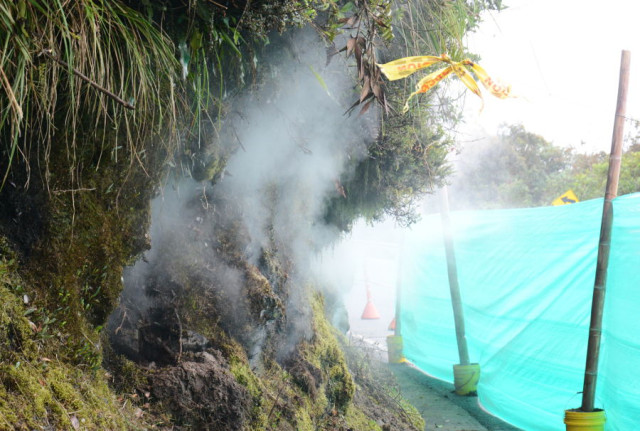 Servicio Geológico se refirió sobre extraño vapor que brota del suelo en la vía a Fresno Servicio Geológico se refirió sobre extraño vapor que brota del suelo en la vía a Fresno