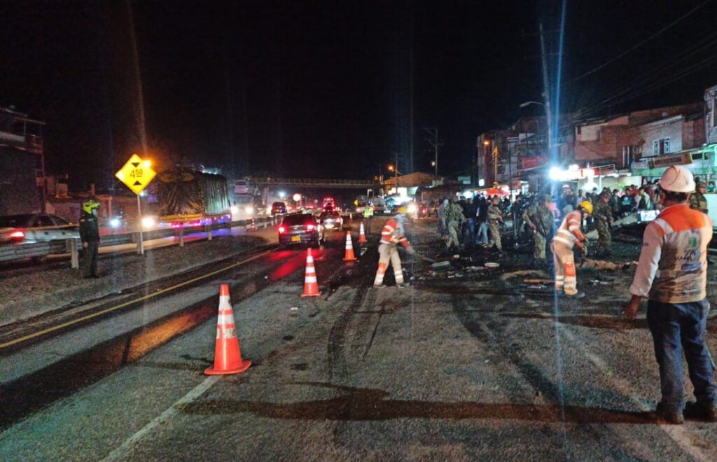 Habilitan la vía Bogotá – Ibagué luego de fuerte accidente protagonizado por un tractocamión Habilitan la vía Bogotá – Ibagué luego de fuerte accidente protagonizado por un tractocamión