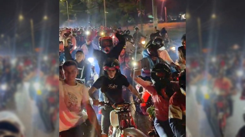 Motociclistas cogieron de ‘ruana’ la ciudad: cierres viales, maniobras peligrosas y ‘piques’ Motociclistas cogieron de ‘ruana’ la ciudad: cierres viales, maniobras peligrosas y ‘piques’