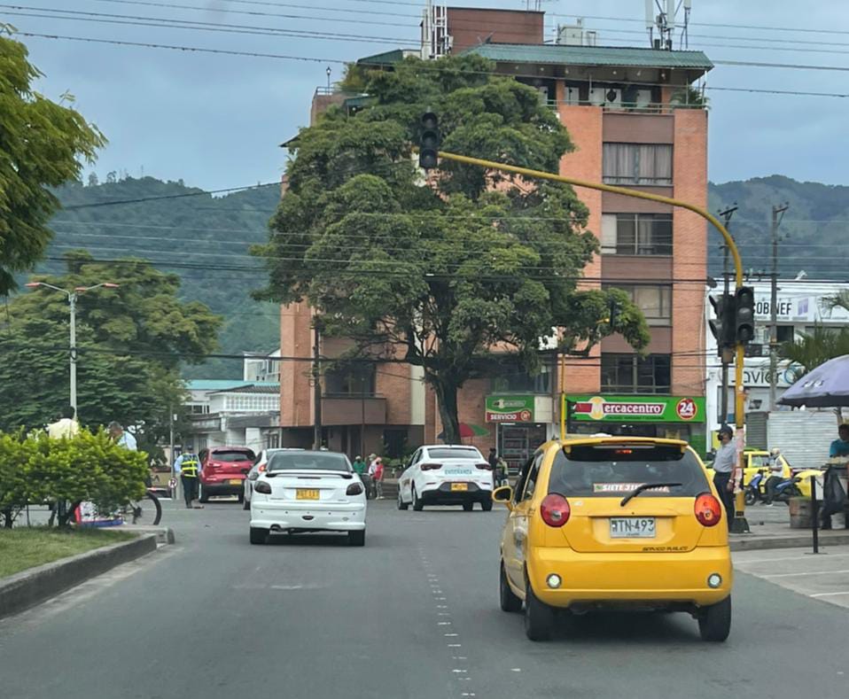 Semáforos de un importante eje vial en Ibagué dejaron de funcionar por daño eléctrico Semáforos de un importante eje vial en Ibagué dejaron de funcionar por daño eléctrico