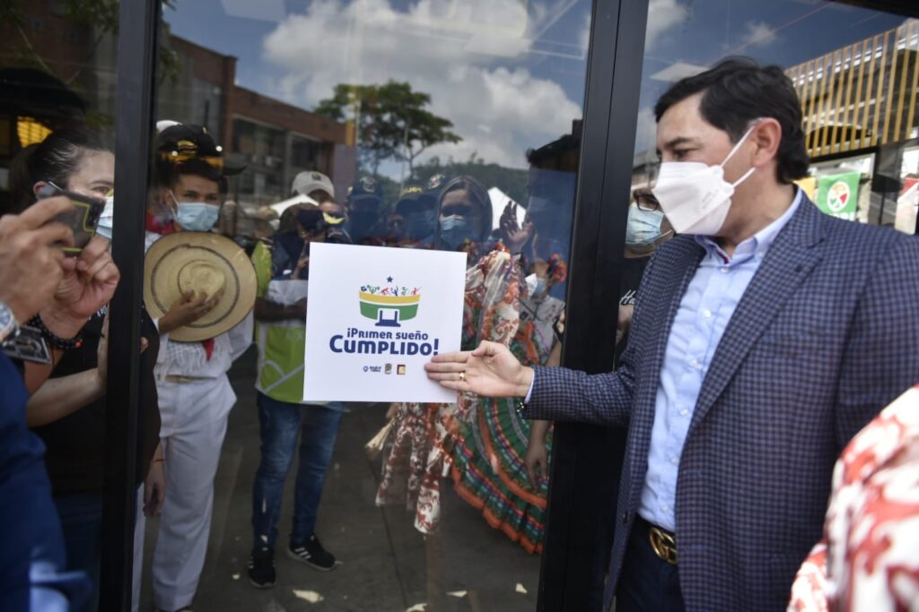 Con pisos manchados, fisuras y deterioro prematuro: así entregaron el Coliseo de Combate en Ibagué Con pisos manchados, fisuras y deterioro prematuro: así entregaron el Coliseo de Combate en Ibagué