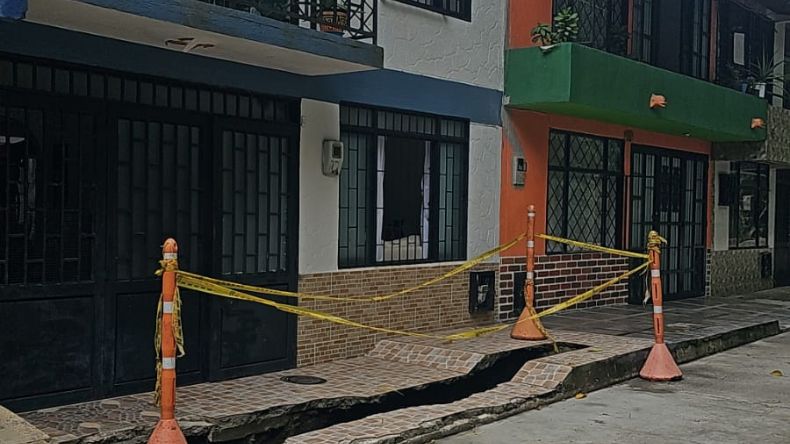 Obra vial afectó tubería en vivienda de Praderas del Norte Obra vial afectó tubería en vivienda de Praderas del Norte