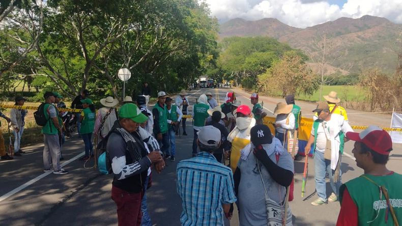 Cierre en la vía Natagaima – Neiva por protesta de comunidades indígenas Cierre en la vía Natagaima – Neiva por protesta de comunidades indígenas