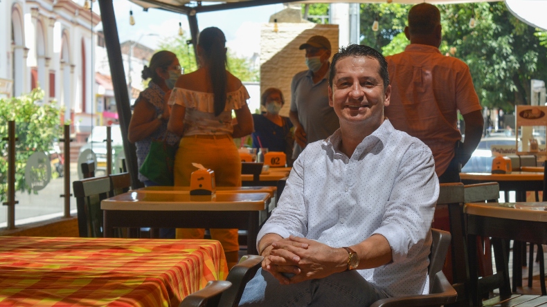 El empresario santandereano que brinda decenas de empleos a través de sus restaurantes en el Tolima El empresario santandereano que brinda decenas de empleos a través de sus restaurantes en el Tolima