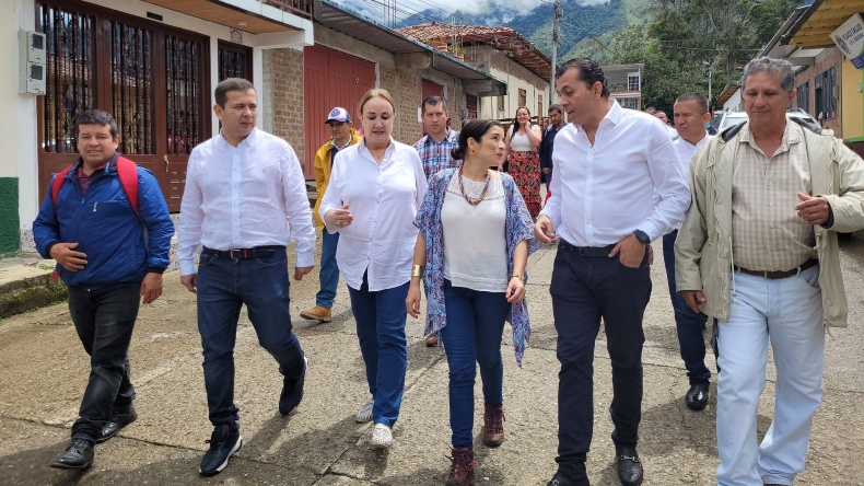 Pullas, quejas de la comunidad y unión de fuerzas políticas en encuentro de congresistas en San Antonio