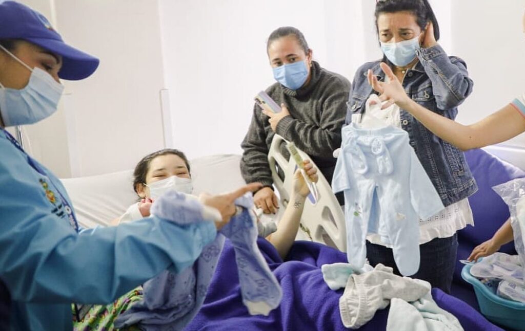 Familia afectada por árbol que cayó en el Parque Centenario recibió kit para su bebé recién nacido Familia afectada por árbol que cayó en el Parque Centenario recibió kit para su bebé recién nacido
