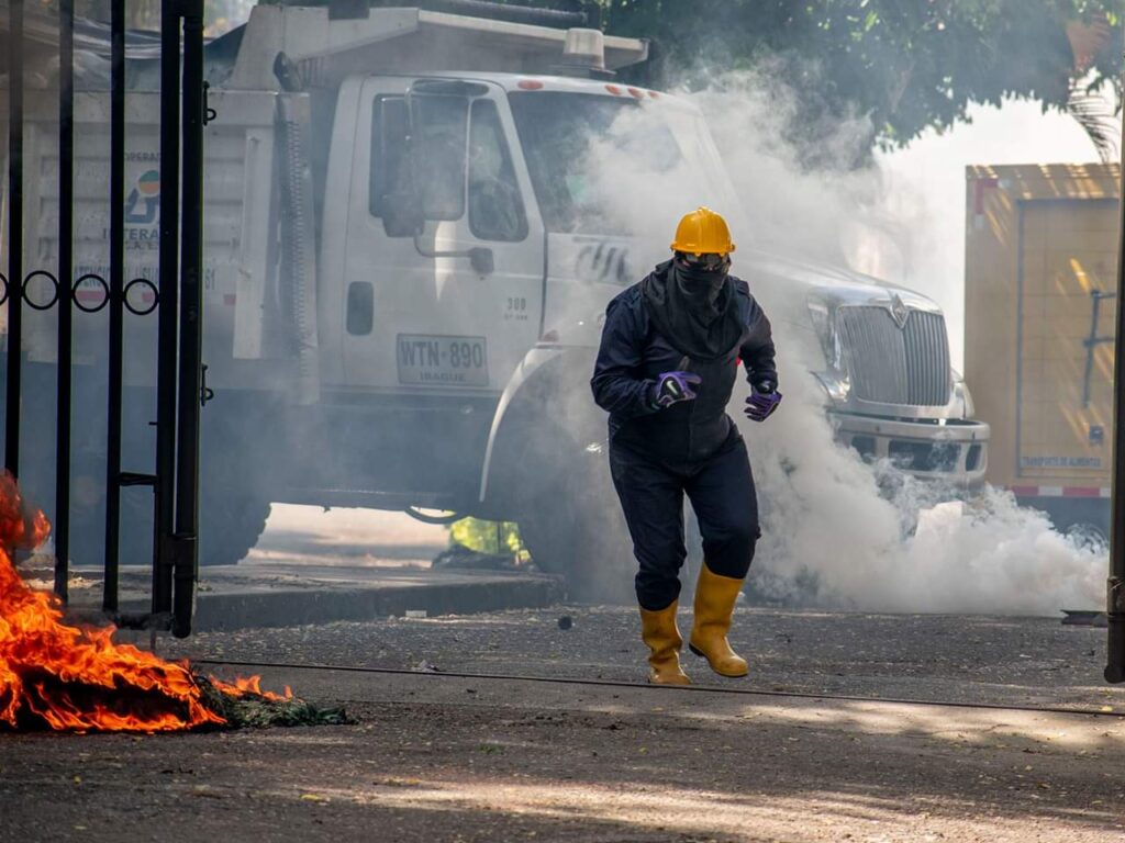 Empleado de Interaseo resulta herido con papa bomba cerca a la UT Empleado de Interaseo resulta herido con papa bomba cerca a la UT