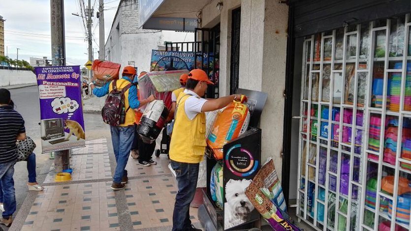 Realizan operativo para sancionar invasores del espacio público en la carrera Sexta Realizan operativo para sancionar invasores del espacio público en la carrera Sexta