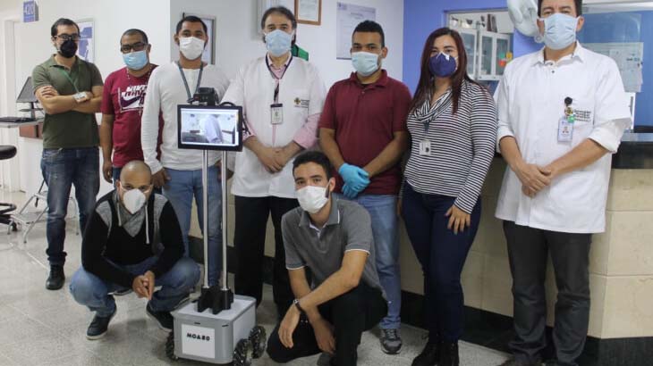 Instructores del Sena crearon robot que ayuda al personal médico en la atención de pacientes con COVID-19 Instructores del Sena crearon robot que ayuda al personal médico en la atención de pacientes con COVID-19
