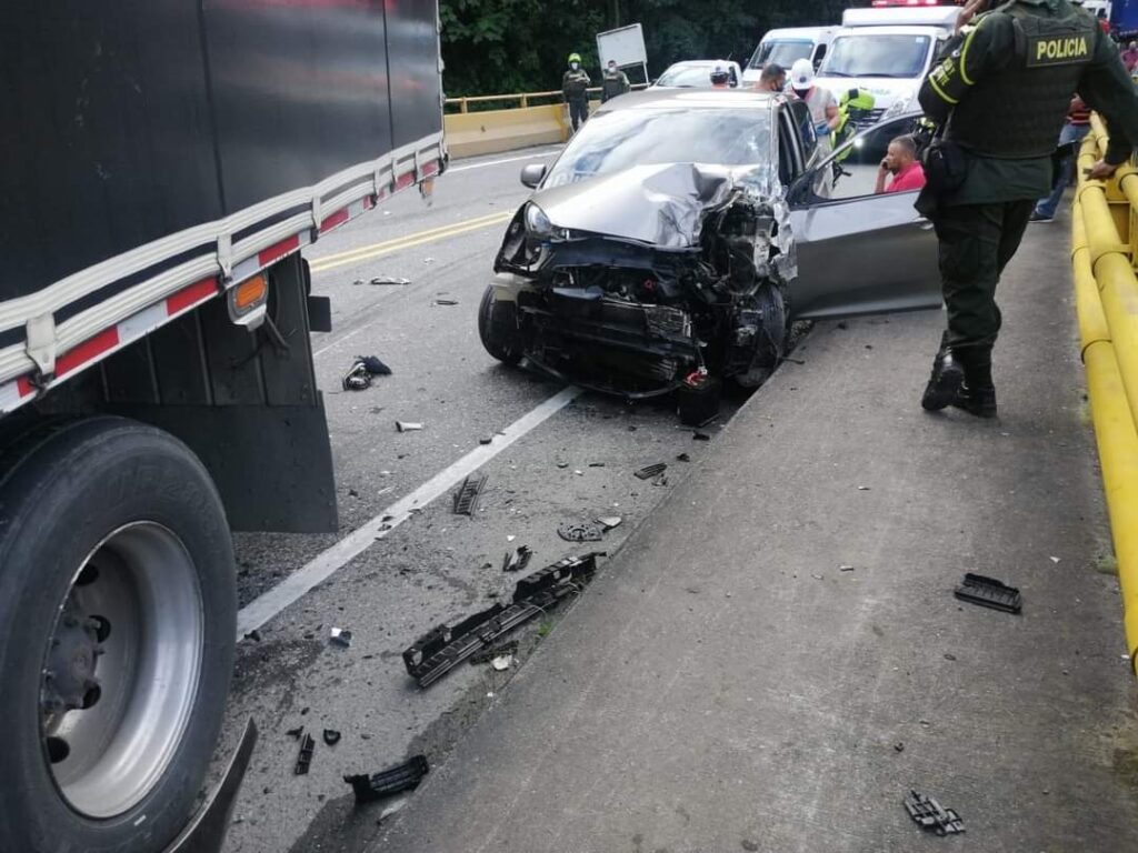 Tres personas lesionadas tras fuerte choque entre dos vehículos en la vía Calarcá – Ibagué Tres personas lesionadas tras fuerte choque entre dos vehículos en la vía Calarcá – Ibagué