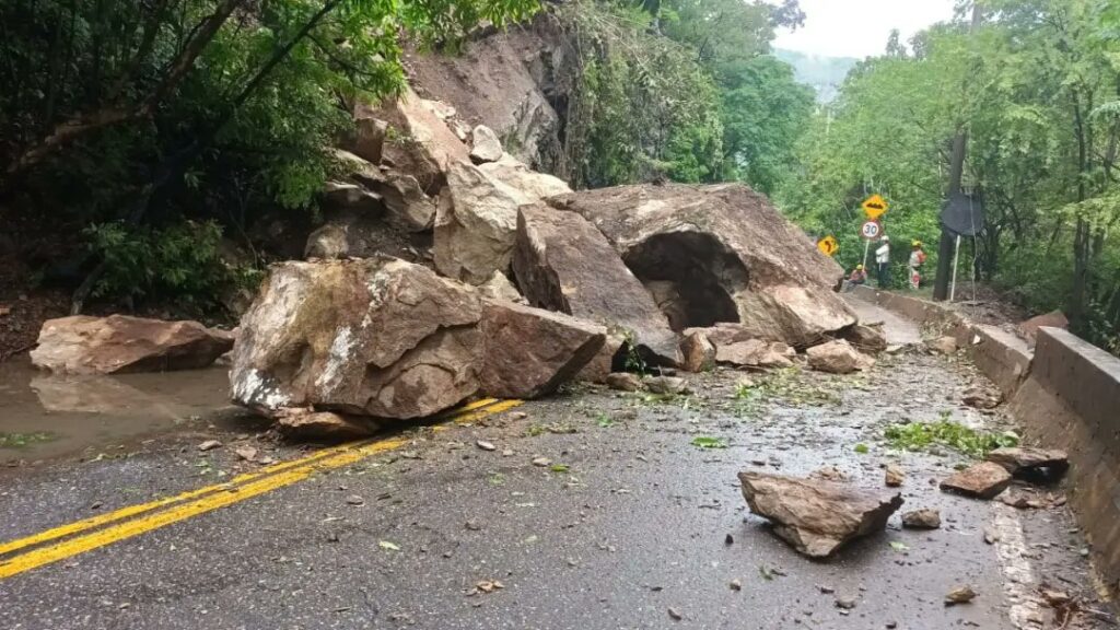 Cierre en la vía Bogotá- Girardot por derrumbe en la Nariz del Diablo Cierre en la vía Bogotá- Girardot por derrumbe en la Nariz del Diablo
