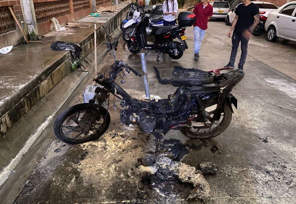Motocicleta quedó en pérdida total luego de incendiarse en Mirolindo