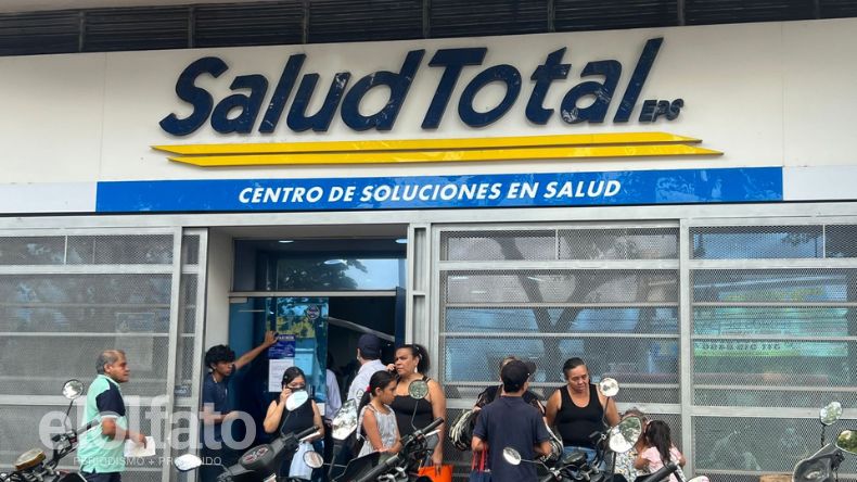 Jóvenes exigen entrega de medicamentos a Salud Total de Ibagué Jóvenes exigen entrega de medicamentos a Salud Total de Ibagué