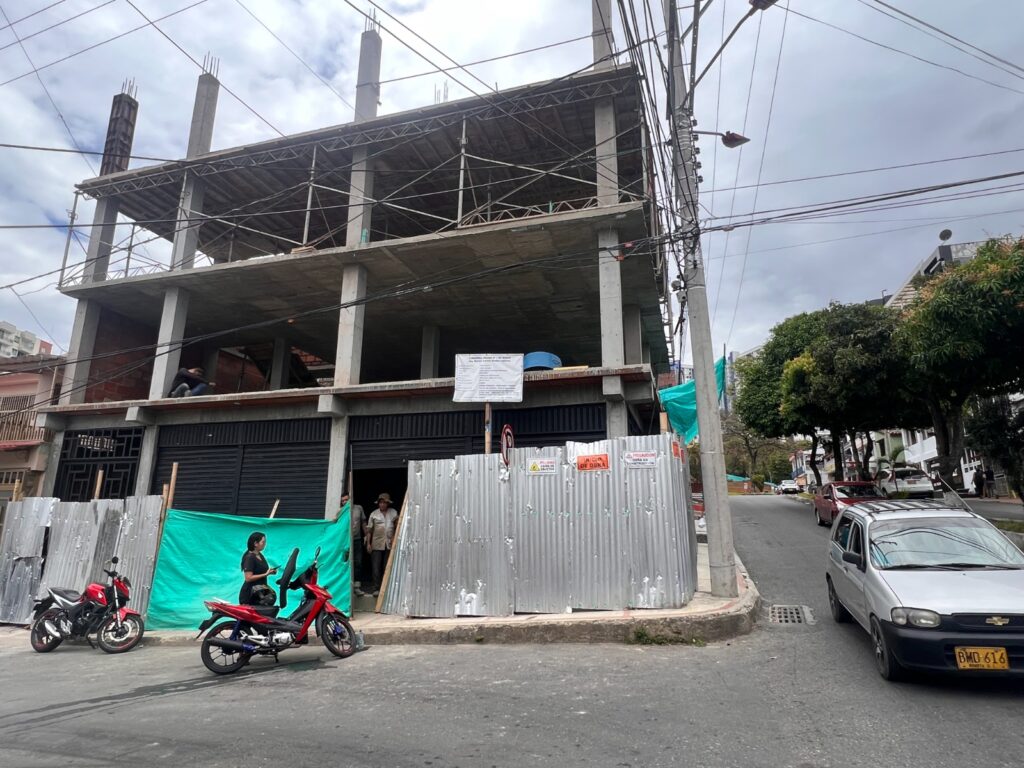 Ibagué sin ley ni orden: hasta las construcciones le quitan los andenes a los peatones Ibagué sin ley ni orden: hasta las construcciones le quitan los andenes a los peatones