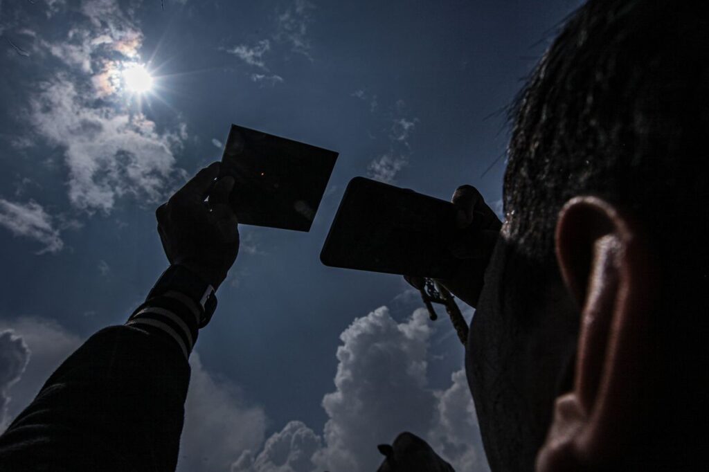 Así puede proteger sus ojos durante el eclipse solar de este sábado