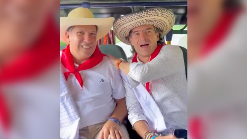Con poncho, sombrero y rabo de gallo, Federico Gutiérrez llegó en chiva a Ibagué Con poncho, sombrero y rabo de gallo, Federico Gutiérrez llegó en chiva a Ibagué