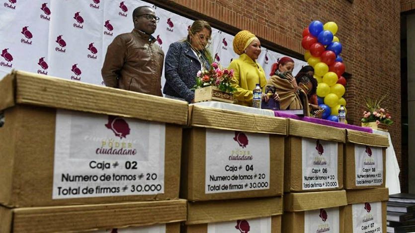 Piedad Córdoba entregó más de un millón de firmas que avalan su candidatura presidencial Piedad Córdoba entregó más de un millón de firmas que avalan su candidatura presidencial