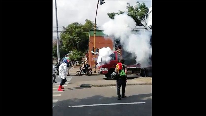 Encapuchados lanzaron papas bomba a vehículos que pasaban por inmediaciones a la UT Encapuchados lanzaron papas bomba a vehículos que pasaban por inmediaciones a la UT