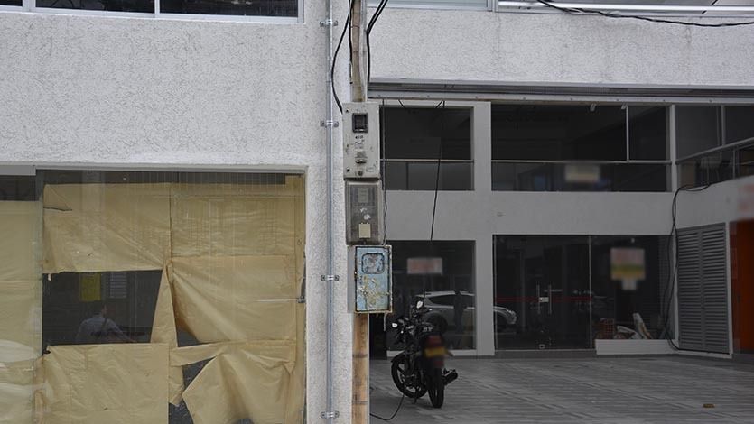 En pleno andén del centro de Ibagué fue instalada una guadua como poste eléctrico En pleno andén del centro de Ibagué fue instalada una guadua como poste eléctrico