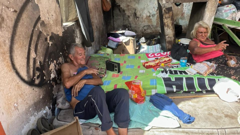 Las inhumanas condiciones en las que viven dos adultos mayores en el cementerio de El Salado en Ibagué Las inhumanas condiciones en las que viven dos adultos mayores en el cementerio de El Salado en Ibagué