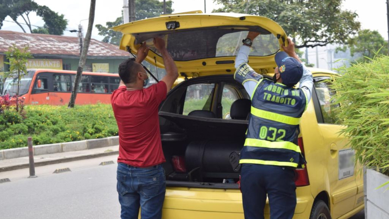 Revisión técnico-mecánica y extintores vencidos: vehículos se ‘rajaron’ en operativos de control en Ibagué Revisión técnico-mecánica y extintores vencidos: vehículos se ‘rajaron’ en operativos de control en Ibagué