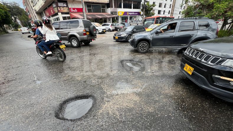 Reportan hueco profundo y fuga de agua en la glorieta de la calle 42 con Quinta