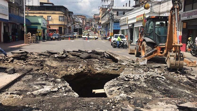 Cierran carrera Cuarta entre calles 18 y 19 por arreglo en la red de alcantarillado Cierran carrera Cuarta entre calles 18 y 19 por arreglo en la red de alcantarillado
