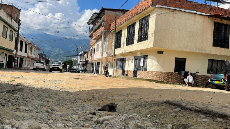 Los huecos del barrio Restrepo que han hecho ‘vibrar’ a Ibagué por más de 30 años