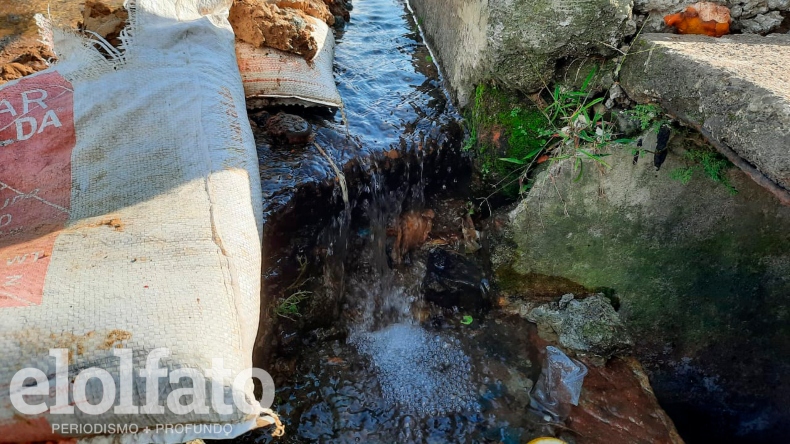 Miles de litros de agua potable se están desperdiciando en la Plaza de la 28 Miles de litros de agua potable se están desperdiciando en la Plaza de la 28