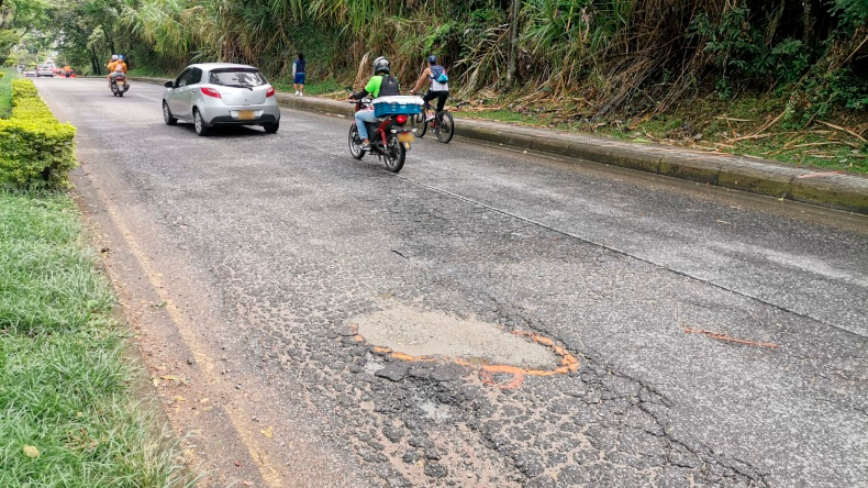 Ciclistas crearon una campaña para tapar los huecos de las calles de Ibagué Ciclistas crearon una campaña para tapar los huecos de las calles de Ibagué