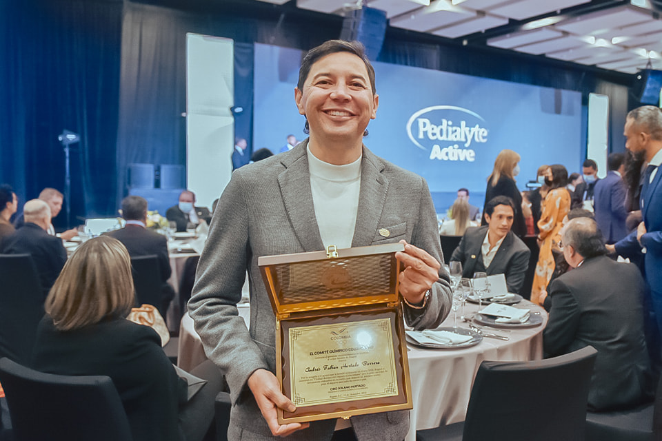 Exhibiendo una placa, Hurtado envió mensaje a sus críticos Exhibiendo una placa, Hurtado envió mensaje a sus críticos
