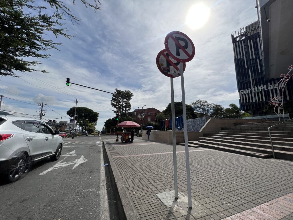 Alcaldía de Ibagué dejó dos señales de prohibido estacionar a menos de 30 centímetros la una de la otra