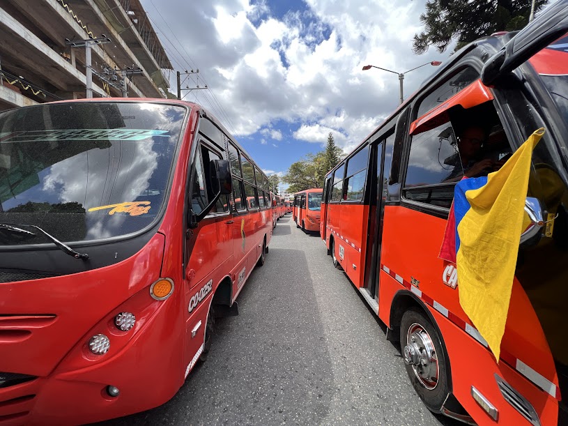 Transportadores decidirán en la tarde de este sábado si levantan el paro de busetas en Ibagué