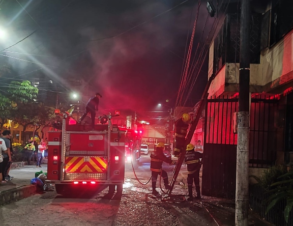 Corto circuito producido por un celular cargando generó incendio en el barrio Arkarolina Corto circuito producido por un celular cargando generó incendio en el barrio Arkarolina