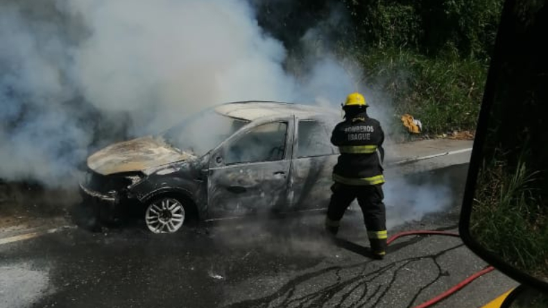 Vehículo quedó en pérdida total tras incendiarse en Coello Vehículo quedó en pérdida total tras incendiarse en Coello